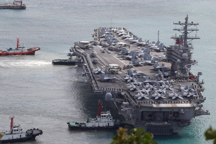 W manewrach wziął udział amerykański lotniskowiec USS Ronald Reagan /	JEON HEON-KYUN /PAP/EPA