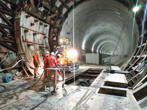 W marcu w tunelu pod Świną rozpocznie się montaż prefabrykatów pod jezdnię. /BIK UM Świnoujście /
