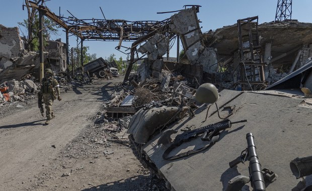 W Mariupolu ludzie z głodu jedzą gołębie, brakuje wody