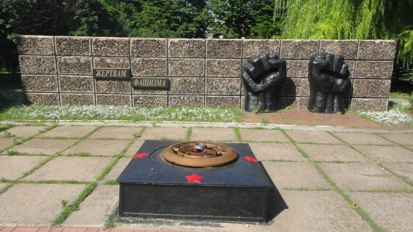 W Mariupolu są pomniki przypominające o II wojnie światowej. "Ofiarom faszyzmu" - ten napis brzmi obecnie jak tragiczna ironia /archiwum prywatne