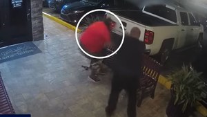 W masce diabła i z naładowaną bronią. Ochroniarze zapobiegli tragedii