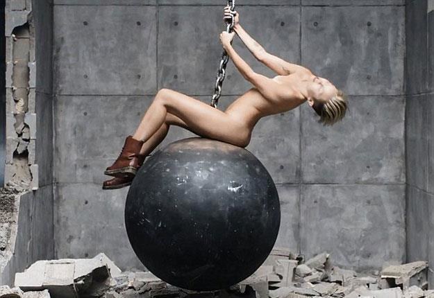 W mashupie nie zabrakło przeboju "Wrecking Ball" Miley Cyrus /