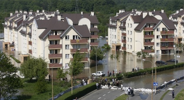 W materiałach dla klientów deweloperzy zaczęli poruszać kwestie ryzyka powodzi /AFP