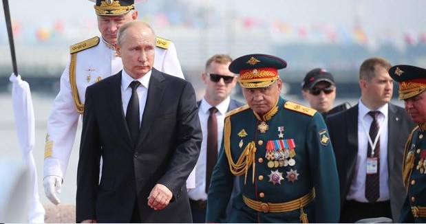 w mediach społecznościowych pojawiły się memy, w których Szojgu jest usuwany przez Putina ze zdjęć podobnie, jak zwykł to robić Stalin /Twitter
