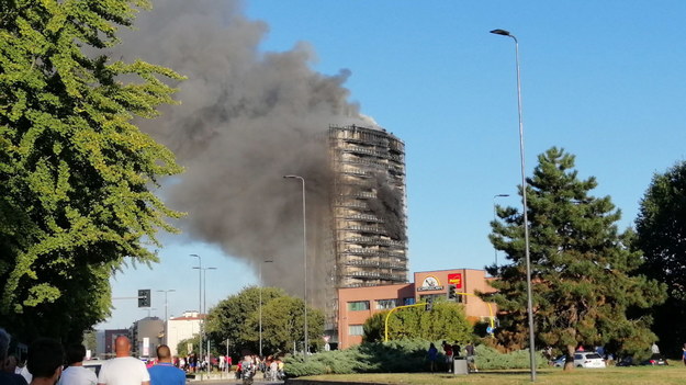 W Mediolanie na północy Włoch w płomieniach stanął w niedzielę 15-piętrowy wieżowiec /SALVATORE GARZILLO /PAP/EPA