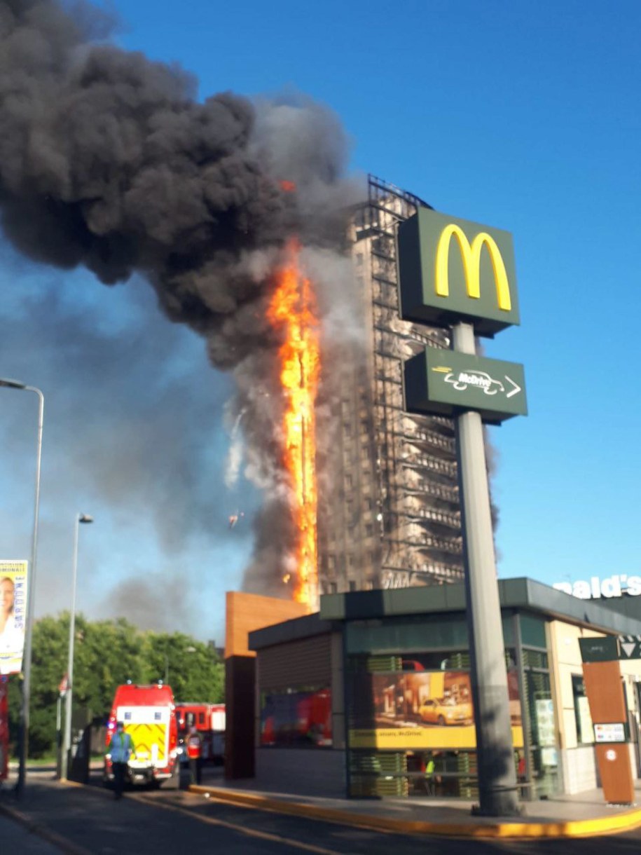 W Mediolanie na północy Włoch w płomieniach stanął w niedzielę 15-piętrowy wieżowiec /ENRICO MARTINELLI /PAP/EPA