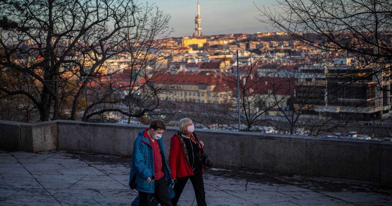 W miejscach publicznych tylko profesjonalne maseczki. Czechy walczą z koronawirusem