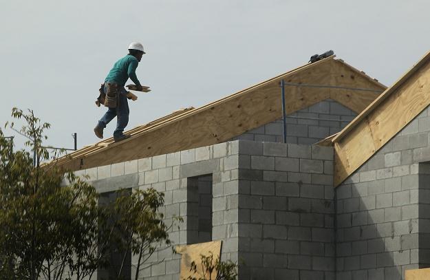 W miejscach, w których dach jest narażony na przeciekanie, mocuje się obróbki blacharskie /AFP