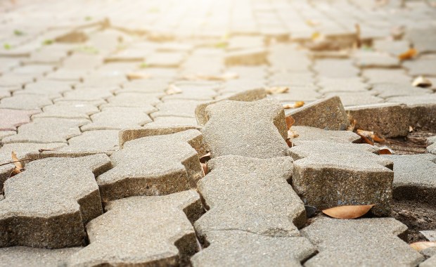 ​W miejsce przedwojennego bruku chińska kostka. Już się kruszy...