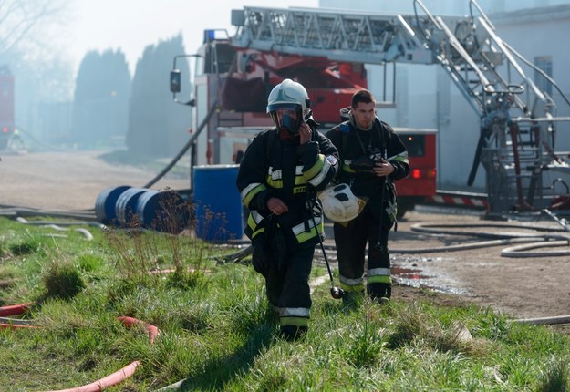 W miejscowości Łowęcin koło Swarzędza spłonęła hala produkcyjna fabryki zajmującej się przetwórstwem tworzyw sztucznych /Jakub Kaczmarczyk /PAP