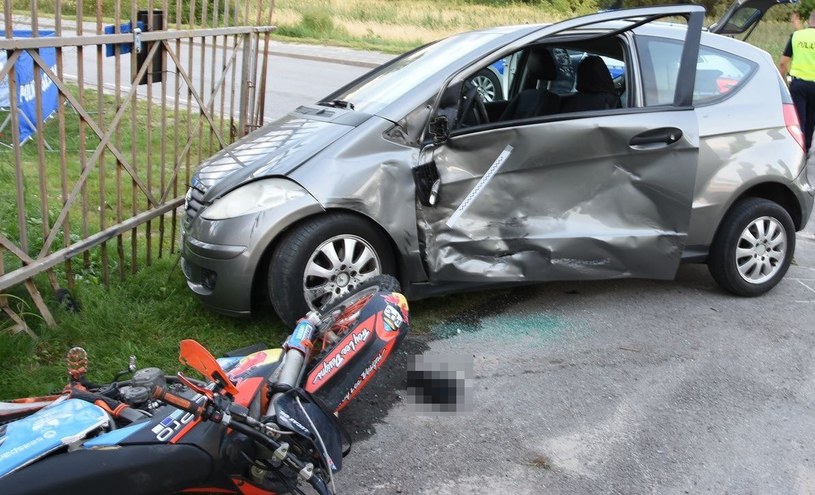 W miejscowości Majdan Leśniowicki 15-letni motocyklista uderzył w Mercedesa. /KMP Chełm /