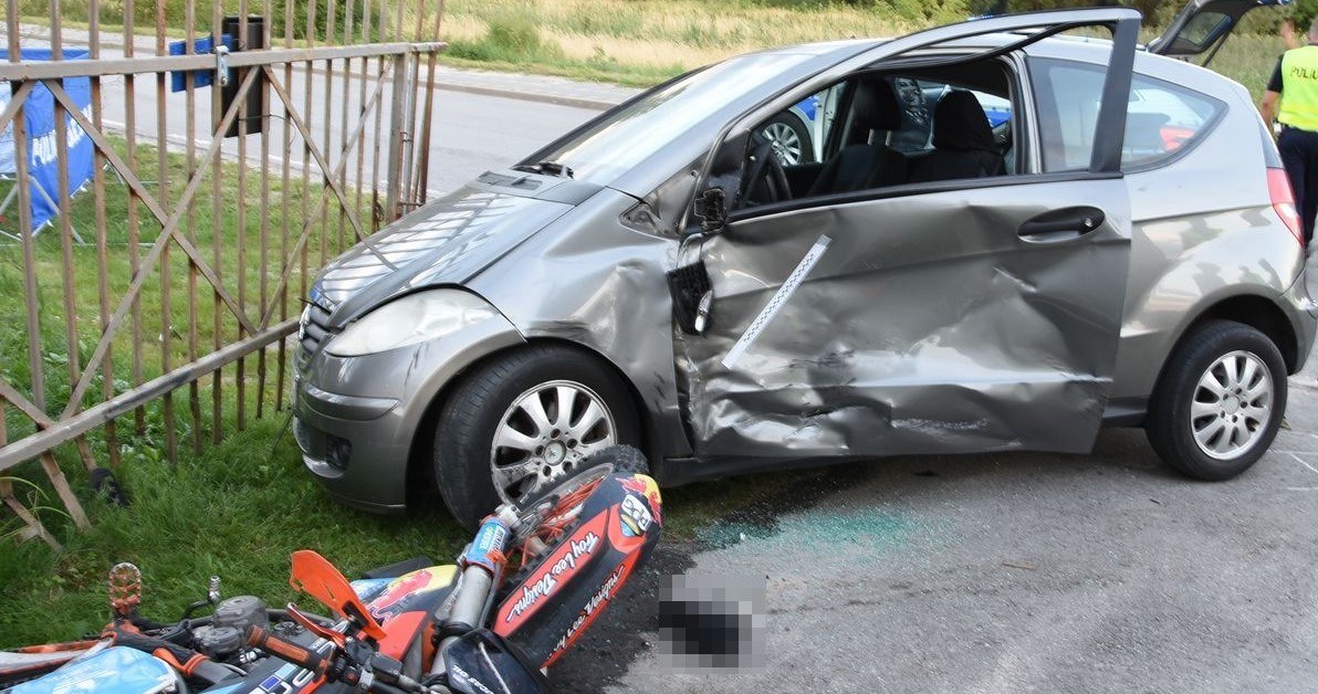 W miejscowości Majdan Leśniowicki 15-letni motocyklista uderzył w Mercedesa. /KMP Chełm /