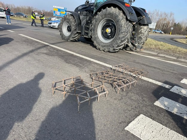 W miejscowości Okopy na skrzyżowaniu krajowej 12 z drogą wojewódzką 816 organizatorzy ciągnikami blokują ruch ciężarówek. /Krzysztof Kot /RMF FM