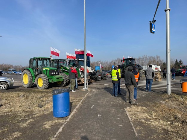 W miejscowości Okopy na skrzyżowaniu krajowej 12 z drogą wojewódzką numer 816 organizatorzy ciągnikami blokują ruch ciężarówek. /Krzysztof Kot /RMF FM