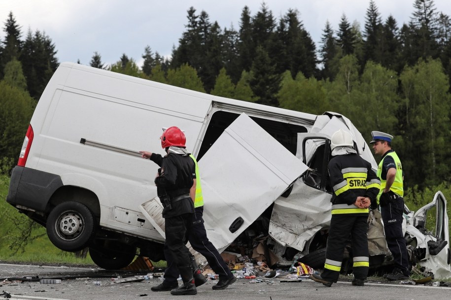 W miejscowości Rdzawka zderzyły się cztery pojazdy - dwa auta osobowe, jeden samochód dostawczy i autobus / 	Grzegorz Momot    /PAP/Photoshot
