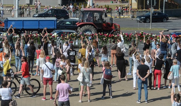 W miejscu, gdzie podczas wczorajszych protestów zginął mężczyzna, dziś zebrali się Białorusini /YAUHEN YERCHAK /PAP/EPA