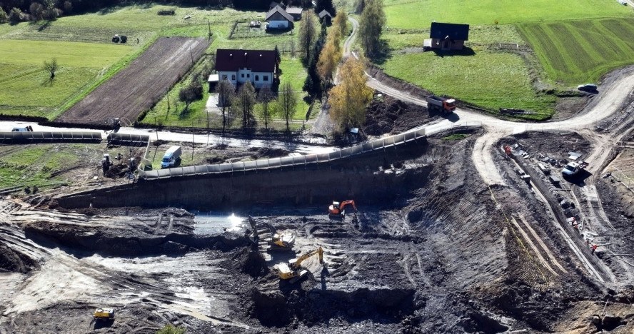 W miejscu, gdzie znajdzie się najdłuższy tunel kolejowy w Polsce, trwają już przygotowania terenu przed uruchomieniem prac. /PKP PLK /materiały prasowe