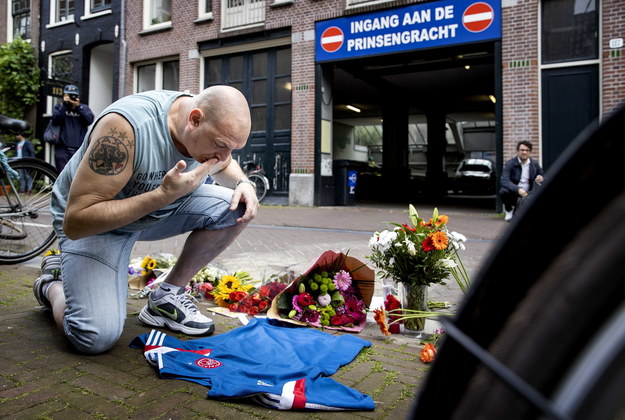 W miejscu postrzelenia dziennikarza mieszkańcy Amsterdamu składają kwiaty /KOEN VAN WEEL /PAP/EPA