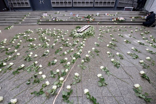 W miejscu ubiegłorocznego zamachu ludzie złożyli białe róże /Clemens Bilan /PAP/EPA