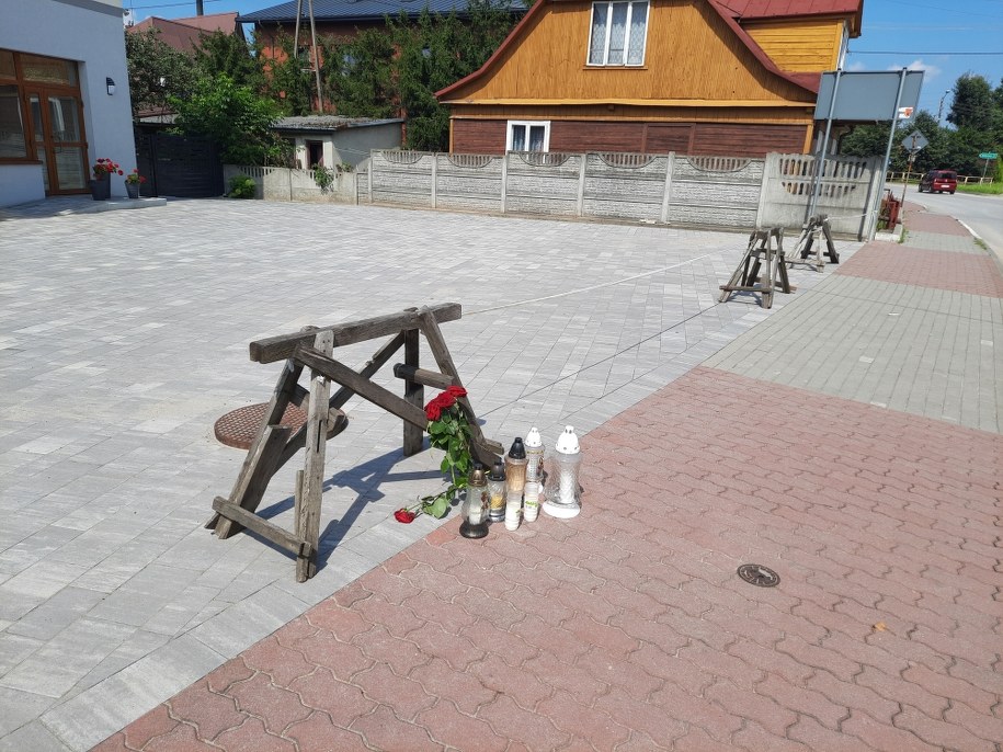 W miejscu wypadku mieszkańcy stawiają znicze /Marek Wiosło /RMF FM