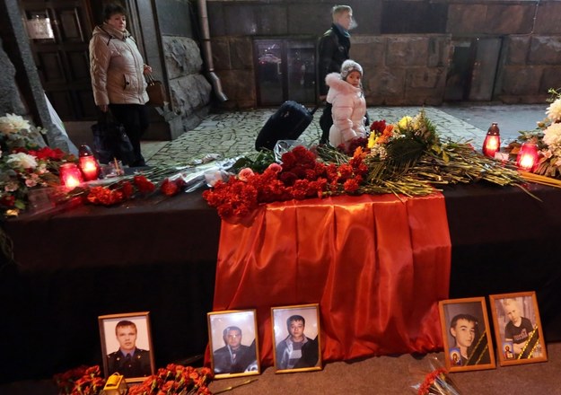 W miejscu zamachu ludzie składają kwiaty, zapalają znicze /MAXIM SHIPENKOV    /PAP/EPA