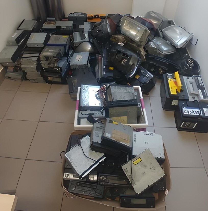 W miejscu zamieszkania mężczyzny policja znalazła 35 akumulatorów i 3 radia samochodowe. /Policja Lubelska /Policja