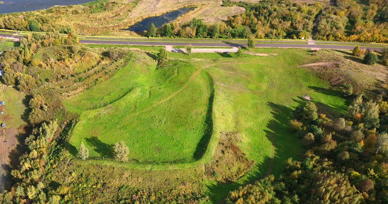 W miejscu znanym dziś jako Góra Królowej Bony, rozciąga się potężne grodzisko z XI–XIV wieku – jedno z największych i najlepiej zachowanych na Mazowszu. /Albin Marciniak /East News