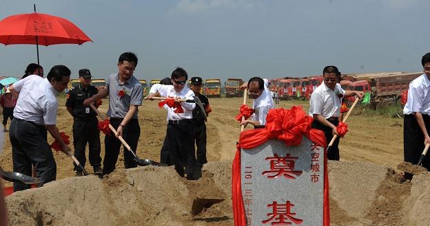 W mieście Changsha w chińskiej prowincji Hunan rozpoczęto budowę najwyższego drapacza chmur /AFP