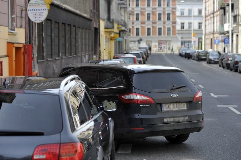 W mieście nie jest łatwo zaparkować... /Tomasz Jodłowski /Reporter