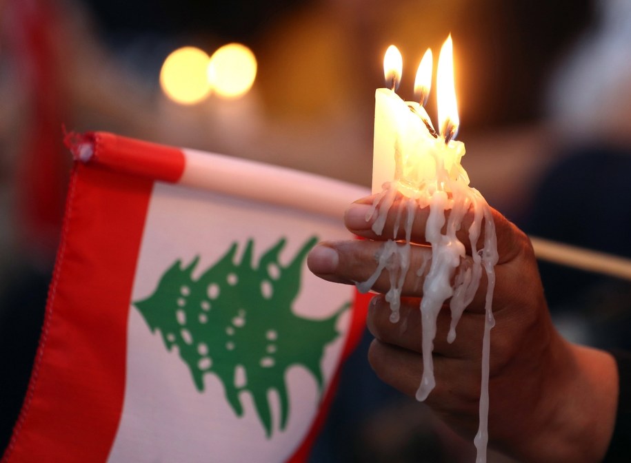 W mieście obowiązuje dwutygodniowy stan wyjątkowy, a bez dachu nad głową jest ok. 300 tys. osób /MOHAMED MESSARA /PAP/EPA