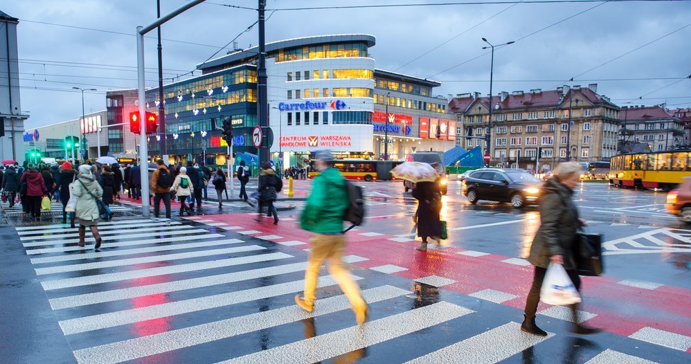 W mieście piesi muszą koegzystować z samochodami i rowerami. To trudne /Bartosz Krupa /East News