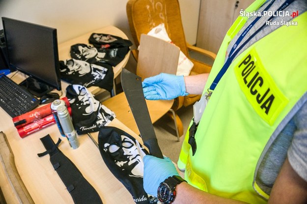 W mieszkaniach zatrzymanych  znaleziono maczety, pałki, kominiarki i wiatrówkę /slaska.policja.pl /