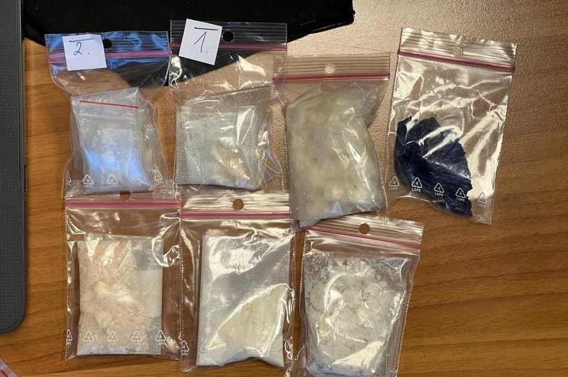 W mieszkaniu 39-latka funkcjonariusze znaleźli 65 gramów pewnej substancji, najprawdopodobniej amfetaminy. /Policja