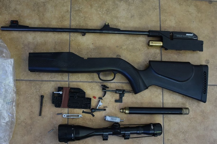 W mieszkaniu mężczyzny policja znalazła kilka sztuk broni, na której posiadanie nie trzeba mieć pozwolenia /KMP Chełm /