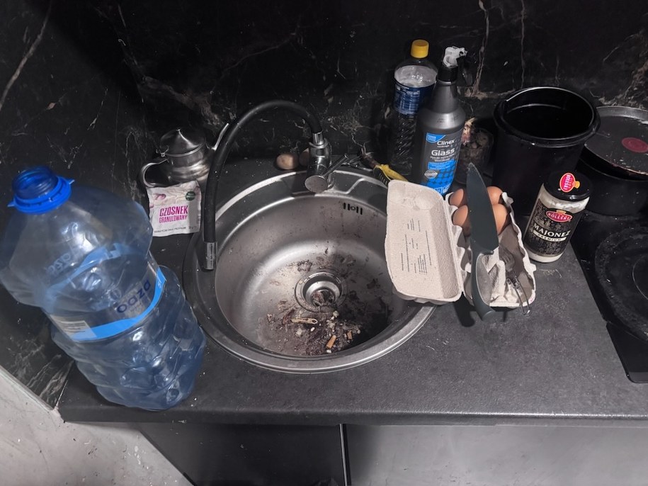 W mieszkaniu panował bałagan /KPP Oświęcim /Policja