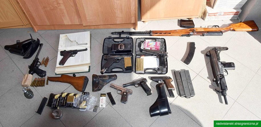 W mieszkaniu znaleziono kilkanaście sztuk broni palnej oraz pół tysiąca sztuk amunicji. /Straż Graniczna
