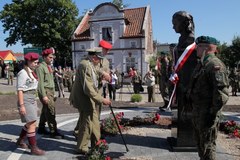 W Miłomłynie odsłonięto pomnik Danuty Siedzikówny "Inki"