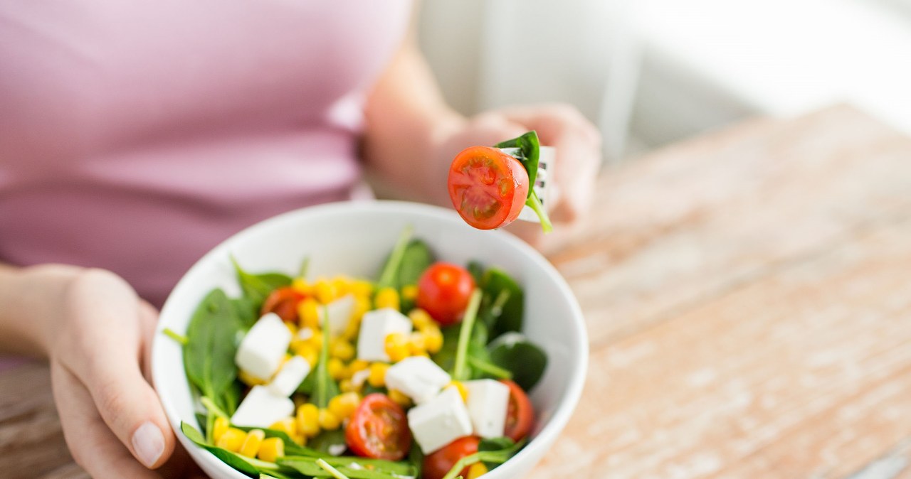 W mindful eating chodzi o odpowiednie podejście do jedzenia, od wygodnego siedzenia, i powolnego żucia, poprzez świadome monitorowanie uczucia głodu i sytości /132rf /123RF/PICSEL
