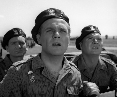 W młodości chciał zostać dziennikarzem sportowym, trenował boks i studiował chemię na UMK w Toruniu. - Przeznaczenie jednak skierowało mnie w stronę aktorstwa. Los był dla mnie bardzo łaskawy - przyznaje Leonard Pietraszak.

Pierwsze szlify na planie filmowym aktor zbierał już pod koniec lat 50. XX wieku, kiedy pojawiał się w epizodach w "Zezowatym szczęściu" Andrzeja Munka, "Cafe pod Minogą" Bronisława Broka czy "Awanturze o Basię" Marii Kaniewskiej. 

W napisach końcowych jego nazwisko pojawił się jednak dopiero w 1962 roku w "Czerwonych beretach" Pawła Komorowskiego (na zdjęciu).