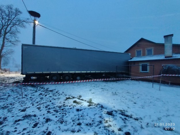 W Mojtynach samochód ciężarowy zjechał z drogi i uderzył w dom /PSP Mrągowo /Państwowa Straż Pożarna