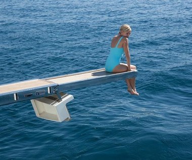 W momencie zderzenia Mercedes odbił się od białego Fiata i uderzył w słup w tunelu pod mostem de l'Alma. Kierowca Mercedesa Henri Paul i Dodi zginęli na miejscu. Diana została przewieziona do szpitala Pitie-Salpetriere, gdzie zmarła niedługo później wskutek rozległych obrażeń wewnętrznych.