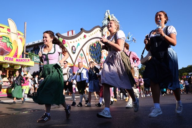 W Monachium rozpoczął się Oktoberfest /PAP/EPA/ANNA SZILAGYI /