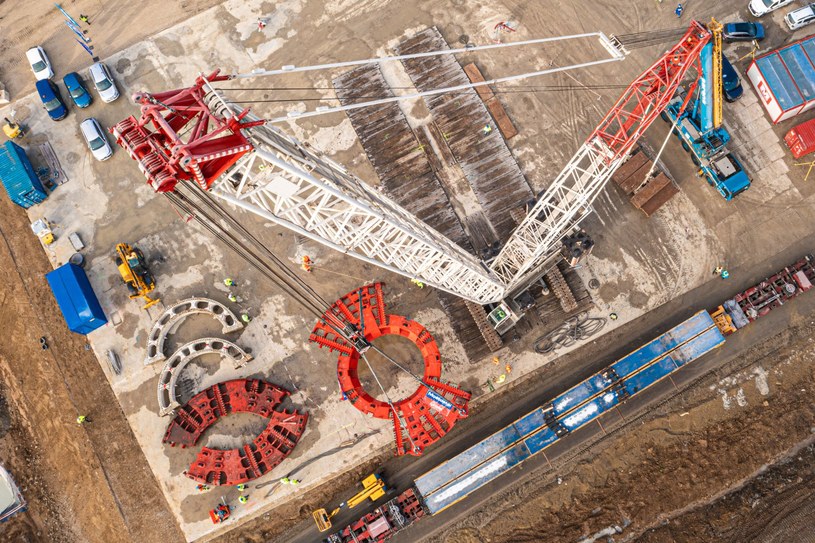 W montażu maszyny TBM pomagają dwa żurawie o udźwigu do 650 ton / Fot: Mostostal Warszawa /