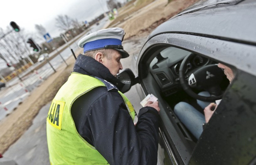 W myśl nowych przepisów niezatrzymanie się do kontroli policyjnej byłoby przestępstwem /Piotr Jędzura /Reporter