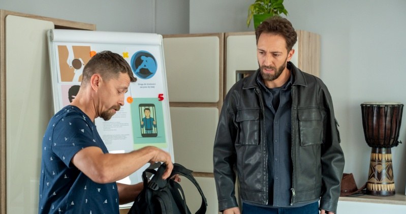 W "Na sygnale" Bartosz Obuchowicz wcieli się w terapeutę Konrada /Źródło: AIM