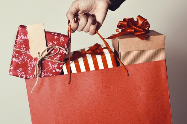 W nadchodzącym tygodniu handel spodziewa się zwiększonych obrotów. Klienci mają ruszyć po zakupy prezentowe. /Shutterstock