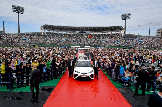 W Nagasaki papież odprawił mszę na stadionie bejsbolowym /CIRO FUSCO /PAP/EPA