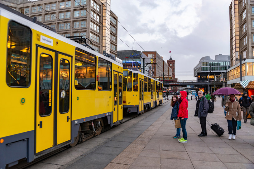 W najbliższy poniedziałek w Niemczech będą strajkować pracownicy transportu publicznego. Na zdjęciu Alexanderplatz w Berlinie /123RF/PICSEL