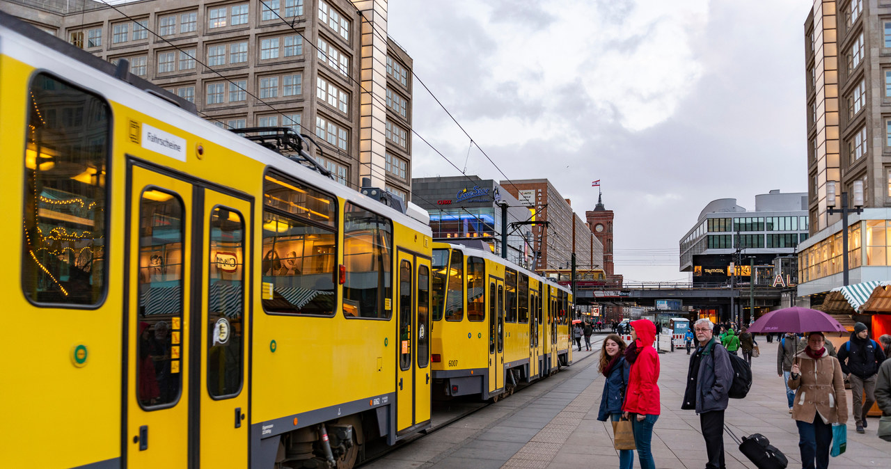 W najbliższy poniedziałek w Niemczech będą strajkować pracownicy transportu publicznego. Na zdjęciu Alexanderplatz w Berlinie /123RF/PICSEL