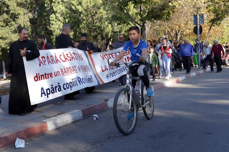 W najbliższy weekend Rumuni będą głosować w referendum w sprawie definicji małżeństwa /ROBERT GHEMENT /PAP/EPA